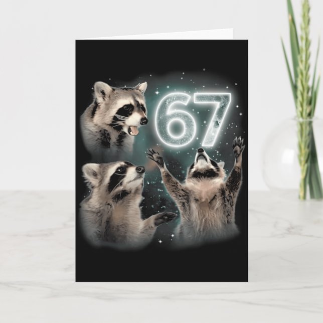 Tarjeta 67 Meme Racoon Howling At The Moon Six Seven Trash (Anverso)