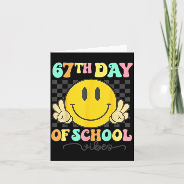 Tarjeta 67th Day Of School Vibes Groovy Smile Face 67 Six  (Anverso)