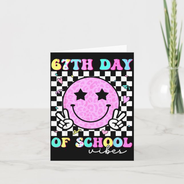 Tarjeta 67th Day Of School Vibes Smile Face 67 Six Seven M (Anverso)