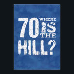 Tarjeta 70 Dónde está The Hill Funny 70th Birthday BL70Z<br><div class="desc">FONDO DE PATRÓN DE LA NUBE AZUL. Divertido cumpleaños 70, Donde Está La Colección De Regalos De Diseño De Textos De Colina. Conoce a alguien a punto de celebrar un cumpleaños, ¿quién definitivamente NO está sobre la colina? ¡Este divertido artículo de regalo con su inscripción en color gris blanco y...</div>