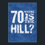 Tarjeta 70 Dónde está The Hill Funny 70th Birthday BL70Z<br><div class="desc">FONDO DE PATRÓN DE LA NUBE AZUL. Divertido cumpleaños 70, Donde Está La Colección De Regalos De Diseño De Textos De Colina. Conoce a alguien a punto de celebrar un cumpleaños, ¿quién definitivamente NO está sobre la colina? ¡Este divertido artículo de regalo con su inscripción en color gris blanco y...</div>