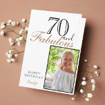 Tarjeta 70 y Fabulous Elegant 70th Birthday Photo<br><div class="desc">70 y Fabulous Elegant 70th Birthday Photo Card. El diseño tiene una tipografía moderna 70 y Fabulous. Inserte su foto en la plantilla y agregue su nombre y haga su propia tarjeta especial de felicitación de cumpleaños.</div>