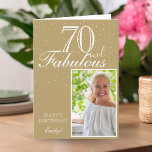 Tarjeta 70 y Fabulous Elegant 70th Birthday Photo<br><div class="desc">70 y Fabulous Elegant 70th Birthday Photo Card. El diseño tiene una tipografía moderna 70 y Fabulous on beige. Inserte su foto en la plantilla y agregue su nombre y haga su propia tarjeta especial de felicitación de cumpleaños.</div>