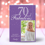 Tarjeta 70 y Fabulous Elegant 70th Birthday Photo<br><div class="desc">70 y Fabulous Elegant 70th Birthday Photo Card. El diseño tiene una tipografía moderna 70 y Fabulous on morple. Inserte su foto en la plantilla y agregue su nombre y haga su propia tarjeta especial de felicitación de cumpleaños.</div>