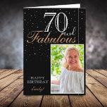 Tarjeta 70 y Fabulous Elegant Black 70th Birthday Photo<br><div class="desc">70 y Fabulous Elegant Black 70th Birthday Photo Card. El diseño tiene una tipografía moderna 70 y Fabulous on black. Inserte su foto en la plantilla y agregue su nombre y haga su propia tarjeta especial de felicitación de cumpleaños.</div>
