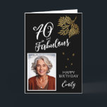 Tarjeta 70 y Fabulous Foliage 70th Birthday Photo Card<br><div class="desc">70 y Fabulous Foliage 70th Birthday Photo Card. Texto "70 y fabuloso",  "Feliz cumpleaños" en un guión de moda. Añade tu nombre y foto. La tarjeta tiene una hermosa follaje dorado sobre un fondo negro.</div>
