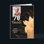 Tarjeta 70 y Fabulous Gold Foliage 70th Birthday Photo<br><div class="desc">Elegante tarjeta fotográfica de 70 años y fabulosa Foliage de 70 años. 70 y texto fabuloso en escritura blanca a la moda con un nombre y follaje dorado sobre un fondo negro. Personalízalo con tu foto,  tu nombre y la edad. Agrega tu texto dentro de la tarjeta o borra.</div>