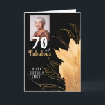 Tarjeta 70 y Fabulous Gold Foliage 70th Birthday Photo<br><div class="desc">Elegante tarjeta fotográfica de 70 años y fabulosa Foliage de 70 años. 70 y texto fabuloso en escritura blanca a la moda con un nombre y follaje dorado sobre un fondo negro. Personalízalo con tu foto,  tu nombre y la edad. Agrega tu texto dentro de la tarjeta o borra.</div>