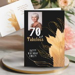 Tarjeta 70 y Fabulous Gold Foliage 70th Birthday Photo<br><div class="desc">Elegante tarjeta fotográfica de 70 años y fabulosa Foliage de 70 años. 70 y texto fabuloso en escritura blanca a la moda con un nombre y follaje dorado sobre un fondo negro. Personalízalo con tu foto,  tu nombre y la edad. Agrega tu texto dentro de la tarjeta o borra.</div>