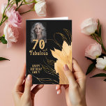 Tarjeta 70 y Fabulous Gold Foliage 70th Birthday Photo<br><div class="desc">Elegante tarjeta fotográfica de 70 años y fabulosa Foliage de 70 años. 70 y texto fabuloso en escritura a la moda con un nombre y follaje dorado sobre un fondo negro. Personalízalo con tu foto,  tu nombre y la edad. Agrega tu texto dentro de la tarjeta o borra.</div>