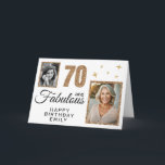 Tarjeta 70 y Fabulous Gold Purpurina 2 Photo 70th Birthday<br><div class="desc">70 y Fabulous Gold Purpurina 2 Photo 70th Birthday Card. Purpurina de oro falso sobre negro con 2 fotos - puedes usar una foto vieja y nueva. Añade tu nombre,  edad y texto dentro o borra.</div>