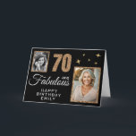 Tarjeta 70 y Fabulous Gold Purpurina 2 Photo 70th Birthday<br><div class="desc">70 y Fabulous Gold Purpurina 2 Photo 70th Birthday Card. Purpurina de oro falso sobre negro con 2 fotos - puedes usar una foto vieja y nueva. Añade tu nombre,  edad y texto dentro o borra.</div>
