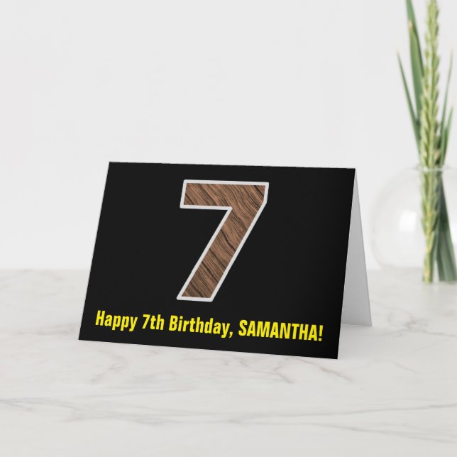 Tarjeta 7.º Cumpleaños: Nombre + Modelo Faux Wood Grain "7 (Anverso)