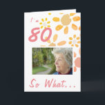 Tarjeta 80.ª foto motivacional de cumpleaños<br><div class="desc">Una gran tarjeta de felicitación de cumpleaños personalizable para una mujer que celebra su cumpleaños número 80. Viene con una cita divertida y motivacional. Tengo 80 años. Así que qué... y es perfecta para una persona con sentido del humor. Patrón de las flores en un estilo acuarela. Viene con una...</div>