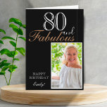 Tarjeta 80 y Fabulous Elegant Black 80th Birthday Photo<br><div class="desc">80 y Fabulous Elegant Black 80th Birthday Photo Card. El diseño tiene una tipografía moderna 80 y Fabulous, Happy cumpleaños text y el nombre en blanco y dorado colores sobre fondo negro - personalizar la tarjeta. Inserte su foto en la plantilla y agregue su nombre y haga su propia tarjeta...</div>