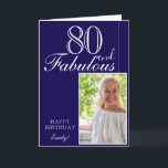 Tarjeta 80 y Fabulous Elegant Blue 80th Birthday Photo<br><div class="desc">80 y Fabulous Elegant Blue 80th Birthday Photo Card. El diseño tiene una tipografía moderna 80 y Fabulous, Happy cumpleaños text y el nombre en colores blancos y dorados en un fondo azul oscuro - personalizar la tarjeta. Inserte su foto en la plantilla y agregue su nombre y haga su...</div>
