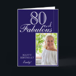 Tarjeta 80 y Fabulous Elegant Blue 80th Birthday Photo<br><div class="desc">80 y Fabulous Elegant Blue 80th Birthday Photo Card. El diseño tiene una tipografía moderna 80 y Fabulous, Happy cumpleaños text y el nombre en colores blancos y dorados en un fondo azul oscuro - personalizar la tarjeta. Inserte su foto en la plantilla y agregue su nombre y haga su...</div>