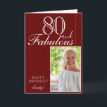 Tarjeta 80 y Fabulous Elegant Red 80th Birthday Photo<br><div class="desc">80 y Fabulous Elegant Red 80th Birthday Photo Card. El diseño tiene una tipografía moderna 80 y Fabulous, Happy cumpleaños text y el nombre en colores blanco y dorado sobre fondo rojo oscuro - personalizar la tarjeta. Inserte su foto en la plantilla y agregue su nombre y haga su propia...</div>