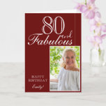 Tarjeta 80 y Fabulous Elegant Red 80th Birthday Photo<br><div class="desc">80 y Fabulous Elegant Red 80th Birthday Photo Card. El diseño tiene una tipografía moderna 80 y Fabulous, Happy cumpleaños text y el nombre en colores blanco y dorado sobre fondo rojo oscuro - personalizar la tarjeta. Inserte su foto en la plantilla y agregue su nombre y haga su propia...</div>