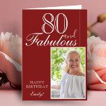 Tarjeta 80 y Fabulous Elegant Red 80th Birthday Photo<br><div class="desc">80 y Fabulous Elegant Red 80th Birthday Photo Card. El diseño tiene una tipografía moderna 80 y Fabulous, Happy cumpleaños text y el nombre en blanco y dorado en un fondo rojo oscuro - personalizar la tarjeta. Inserte su foto en la plantilla y agregue su nombre y haga su propia...</div>