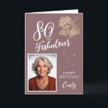 Tarjeta 80 y Fabulous Foliage 80th Birthday Photo<br><div class="desc">80 y Fabulous Foliage 80th Birthday Photo Card. Texto "80 y fabuloso",  "Feliz cumpleaños" está en el guión de moda. Añade tu nombre y foto. La carta tiene un precioso follaje dorado.</div>