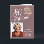 Tarjeta 80 y Fabulous Foliage 80th Birthday Photo<br><div class="desc">80 y Fabulous Foliage 80th Birthday Photo Card. Texto "80 y fabuloso",  "Feliz cumpleaños" está en el guión de moda. Añade tu nombre y foto. La carta tiene un precioso follaje dorado.</div>