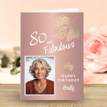 Tarjeta 80 y Fabulous Foliage 80th Birthday Photo<br><div class="desc">80 y Fabulous Foliage 80th Birthday Photo Card. Texto "80 y fabuloso",  "Feliz cumpleaños",  nombre y foto. La tarjeta tiene un precioso follaje en la esquina sobre un fondo metálico rosa dorado.</div>