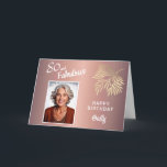 Tarjeta 80 y Fabulous Foliage 80th Birthday Photo<br><div class="desc">80 y Fabulous Foliage 80th Birthday Photo Card. Texto "80 y fabuloso",  "Feliz cumpleaños",  nombre y foto. La tarjeta tiene un precioso follaje en la esquina sobre un fondo metálico rosa dorado.</div>
