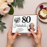 Tarjeta 80 y Fabulous Gold Purpurina 2 Photo 80th Birthday<br><div class="desc">80 y Fabulous Gold Purpurina 2 Photo 80th Birthday Greeting Card. Purpurina de oro falso sobre negro con 2 fotos - puedes usar una foto vieja y nueva. Añade tu nombre,  edad y texto dentro o borra.</div>