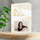 Tarjeta 80 y Fabulous Gold Purpurina Photo 80th Birthday<br><div class="desc">80 y Fabulous Gold Purpurina Photo 80th Birthday Card. Tarjeta de cumpleaños moderna con tipografía de moda y falsos puntos purpurinas de oro. El diseño tiene una foto y un nombre personalizado. Puede cambiar o borrar el texto dentro. Haz una tarjeta personalizada de cumpleaños número 80 para ella.</div>