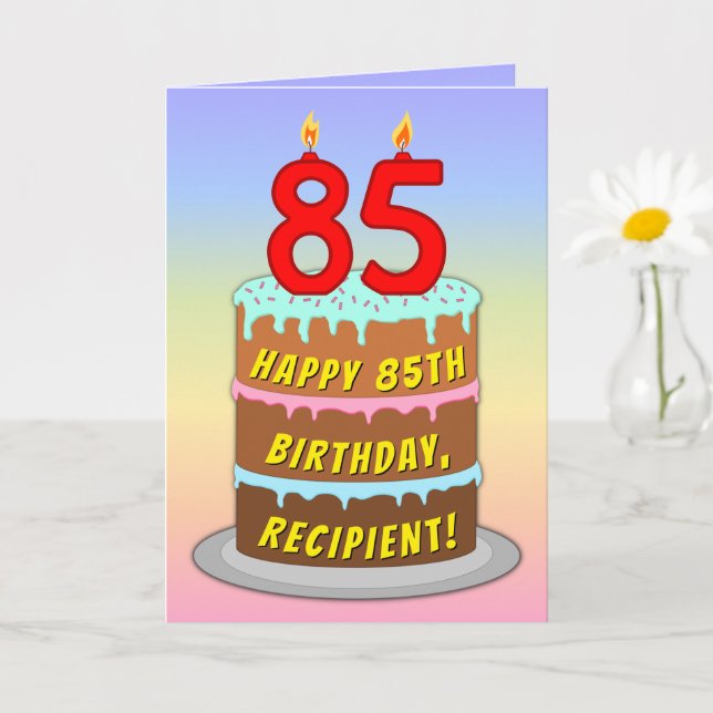Tarjeta 85th Birthday — Fun Cake & Candles, w/ Custom Name (Planta pequeña)