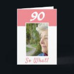 Tarjeta 90.º cumpleaños de foto positiva<br><div class="desc">Tarjeta de saludo personalizado de 90 años para una mujer que celebra el 90 cumpleaños. Viene con una cita graciosa y motivacional 90 So What! y es perfecta para una persona con sentido del humor. La tarjeta está pintada en tonos rosa y blanco. // Personalice con su foto - Inserte...</div>