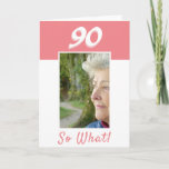 Tarjeta 90 cumpleaños de foto positiva<br><div class="desc">Tarjeta de saludo personalizado de 90 años para una mujer que celebra el 90 cumpleaños. Viene con una cita graciosa y motivacional 90 So What! y es perfecto para una persona con sentido del humor. La tarjeta está pintada en tonos rosa y blanco. // Personalice con su foto - Inserte...</div>