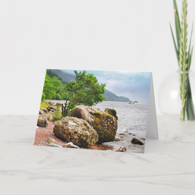 Tarjeta A orillas del Loch Ness con el monstruo (Anverso)