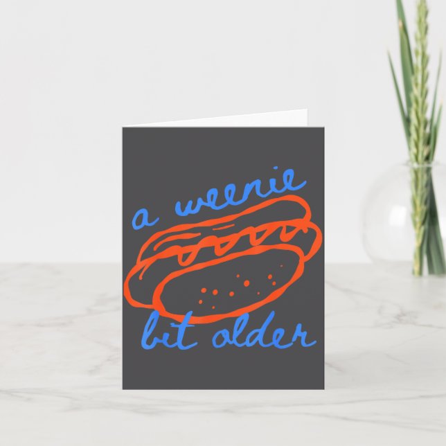 Tarjeta A Weenie Bit Older Funny Hotdog Pun Birthday Desig (Anverso)