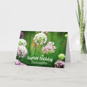 Tarjeta Abeja con flores de los jardines de Allium púrpura