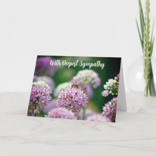 Tarjeta Abeja feliz con flores moradas de Allium con simpa