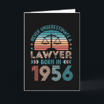 Tarjeta Abogado nacido en 1956 70º Nacimiento Abogado<br><div class="desc">Nunca subestimes a un abogado nacido en 1956. Regalo de cumpleaños 70 ideal para un abogado de 70 años que ama la ley. Presencia retro para hombres,  mujeres,  tu padre en el Día del Padre.</div>