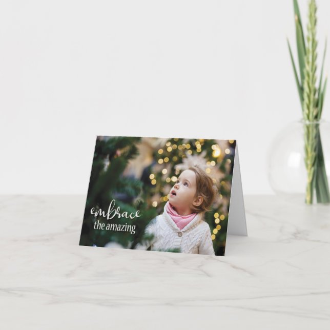 Tarjeta Abraza el asombroso, Chica mirando al árbol (Anverso)