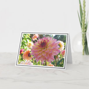 Tarjeta Acercamiento a Dahlia con decoración rosa y amaril