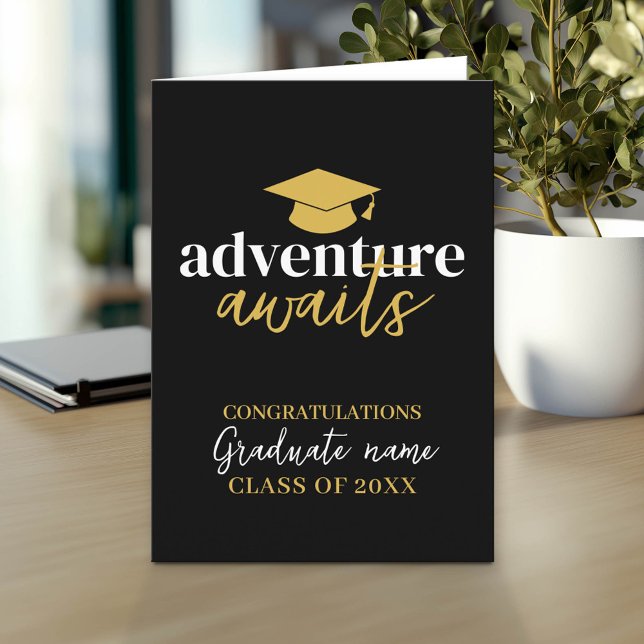 Tarjeta Adventure Awaits - Name Cap Black Gold Graduation (Custom Graduation Greeting Card - Add the Graduate's Name)