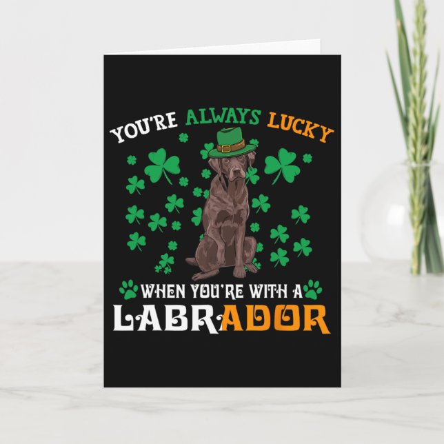 Tarjeta Afortunado con un perro labrador chocolate Día de  (Anverso)
