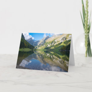 Tarjeta Agua Alpes suizos en el lago Seealpsee Suiza