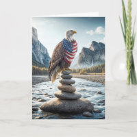 Águila Calva En Cairn Con Bandera Estadounidense