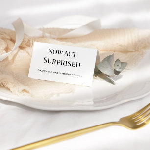 Tarjeta Ahora actúen como una dama de honor sorprendida.