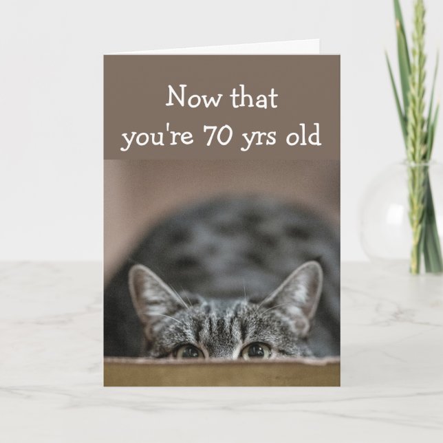 Tarjeta Ahora que tienes 70 años, cumpleaños, cuelga gato. (Anverso)