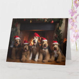 Tarjeta Airedale por los Navidades de la chimenea