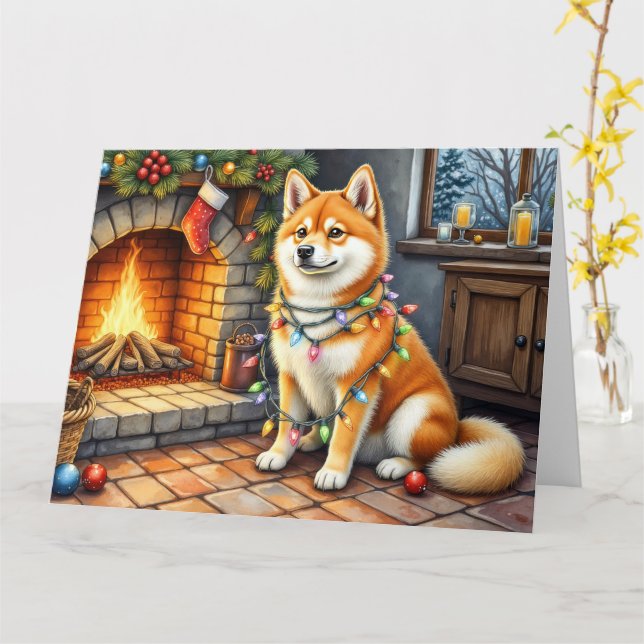 Tarjeta Akita Sitting by Fireplace with Christmas Lights (flor amarilla)