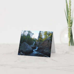 Tarjeta Alberta cae al amanecer en las montañas rocosas