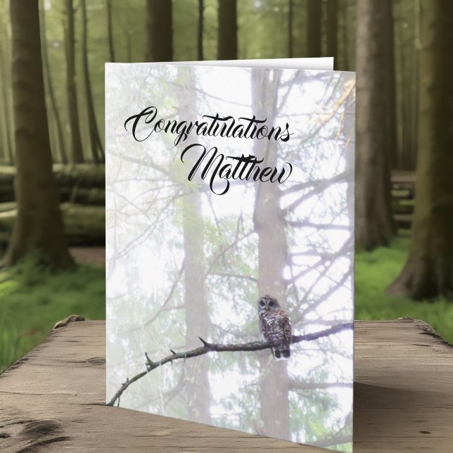 Tarjeta Alentamiento Inspirador del sabio búho de graduaci (Barred owl in misty forest personalized graduation card of congratulations, wise woodland wildlife)